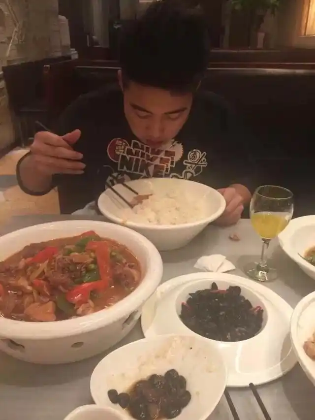 举重队深蹲视频_举重冠军训练深蹲_举重冠军训练深蹲视频