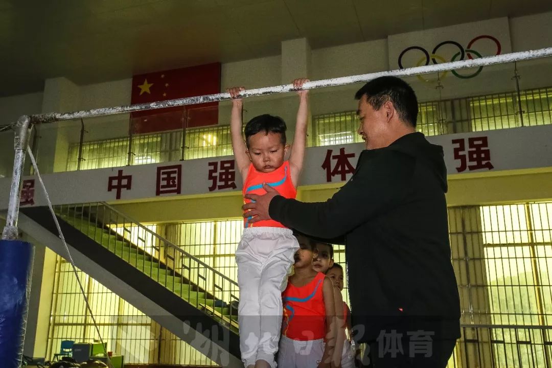 体操健身员明星男_体操员健身明星男的有哪些_体操运动员娱乐圈