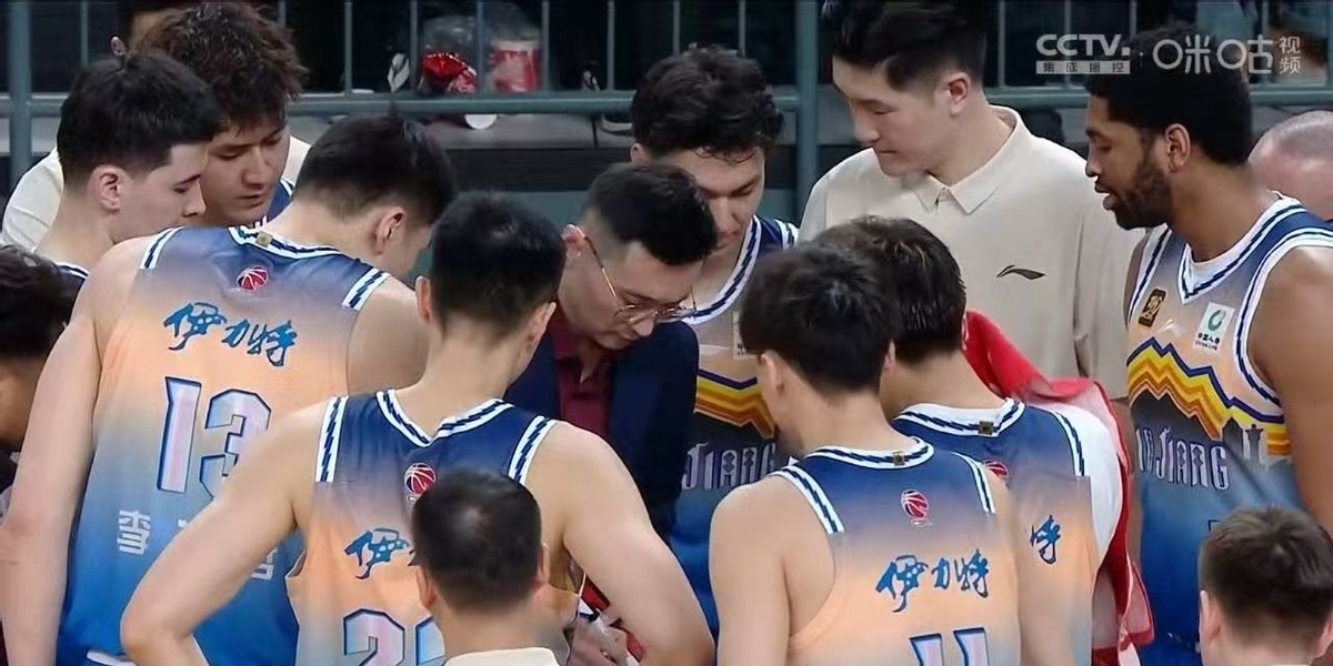 篮球手抓球犯规规则视频_篮球抓人犯规_视频篮球抓规则球犯规手势教学