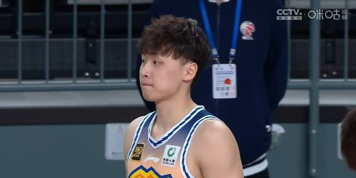 篮球手抓球犯规规则视频_视频篮球抓规则球犯规手势教学_篮球抓人犯规
