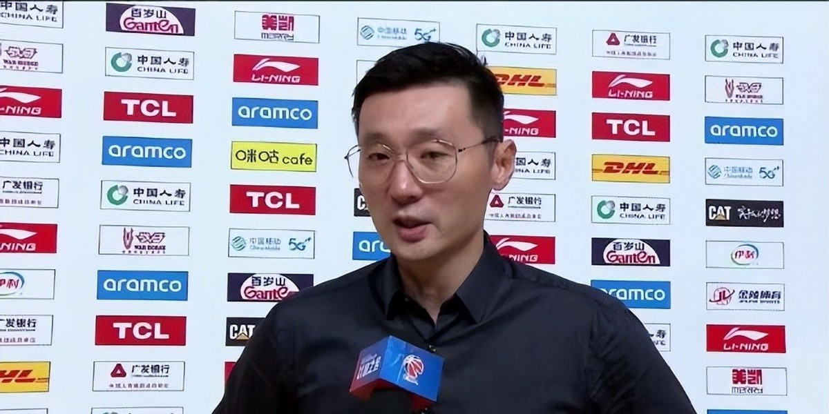 篮球抓人犯规_篮球手抓球犯规规则视频_视频篮球抓规则球犯规手势教学