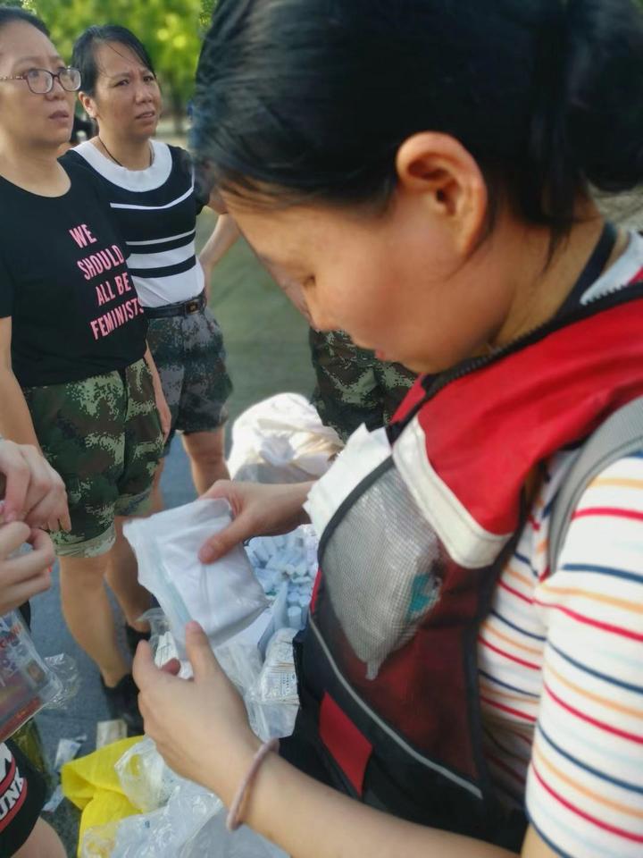 游泳冠军拖鞋是谁的_游泳拖鞋什么牌子好_游泳池拖鞋