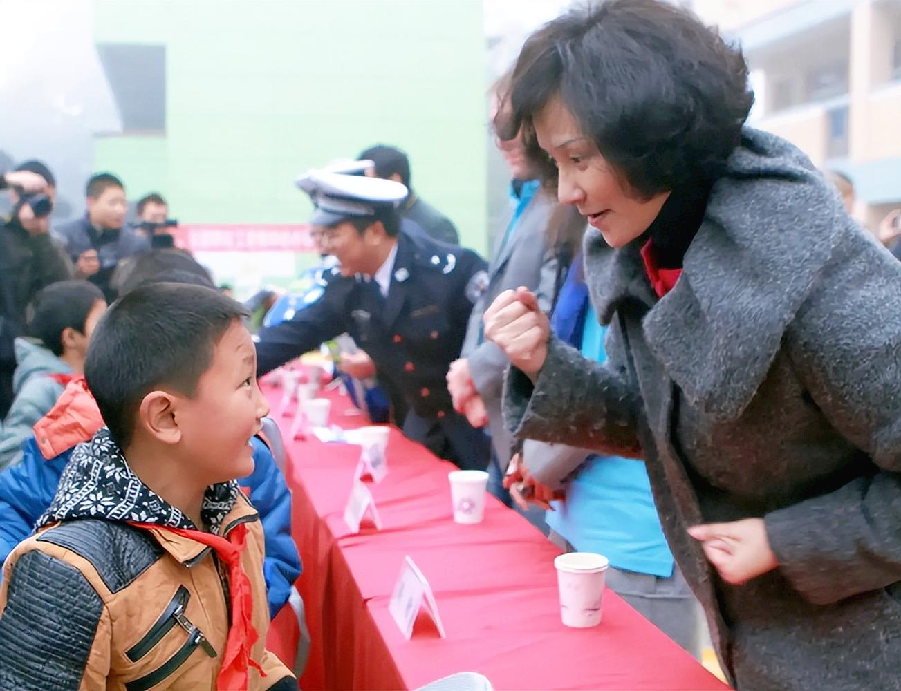 游泳冠军拖鞋是谁的_游泳运动员拖鞋_游泳拖鞋什么牌子好