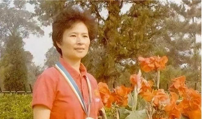 女儿的游泳老师是奥运冠军_游泳奥运冠军女儿老师是谁_游泳冠军女孩